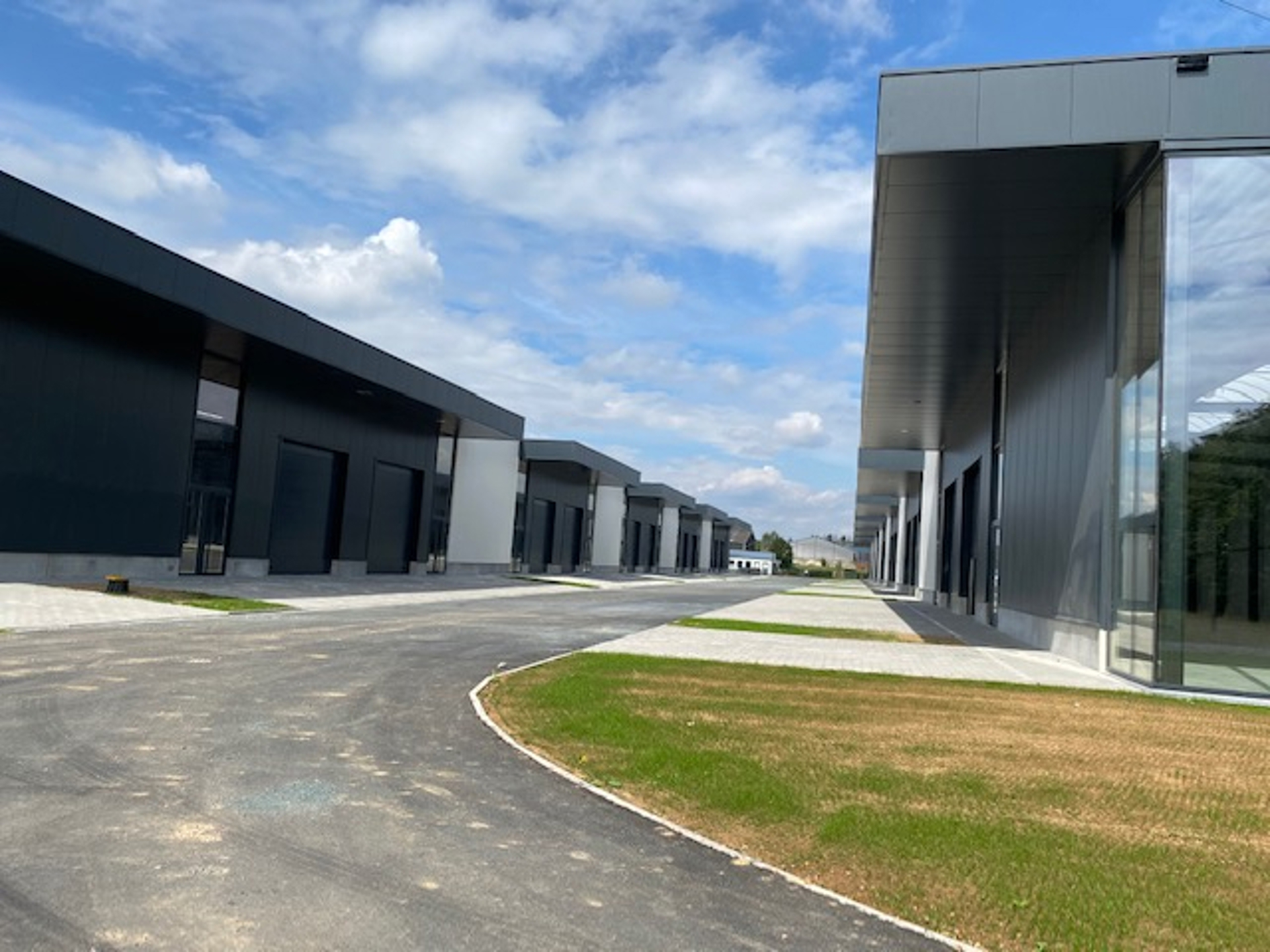 Nieuw magazijn +/- 164 m² te huur op Achêne. - foto 4