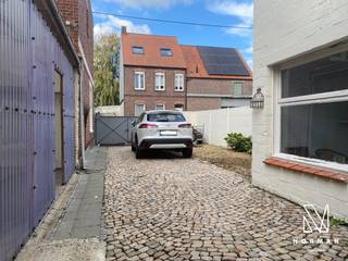 Deze voormalige herberg "Café Central" is op heden een klassieke woning waar de voorkamer gebruikt wordt als deel van de leefruimte. Echter kan deze onmiddellijk gebruikt worden voor uitbating van een kleine handelszaak of zelfstandige activiteit.<br />Deze woning biedt heel wat mogelijkheden voor een creatieveling met een hobby of voor zelfstandigen die nood hebben aan ruimte. Het aanpalend atelier is daarbij een absolute voltreffer!<br />Op het gelijkvloers bevindt zich de keuken, leefruimte met uitbreiding naar de voorkamer van vroeger die dienst deed als café. <br />Achteraan vinden we de zuid gerichte tuin die momenteel is aangelegd als zonneterras.<br />Op het verdiep zijn er drie volwaardige kamers, kleinere kamer die momenteel ingericht is als dressing en de badkamer.<br />Het atelier bestaat uit twee verdiepen waardoor hier heel wat mogelijkheden zijn.<br />Daarnaast is er nog een aangebouwd stuk die kan gebruikt worden als extra bergruimte, kleine studio of eventueel zelfs kantoor of bureau.<br />Ben je op zoek naar een woning met heel wat mogelijkheden en zoek je plaats voor jouw hobby of zelfstandige activiteit?<br />Geef ons een seintje voor een bezoek ter plaatse.<br /><br />Pluspunten:<br />- Atelier/bijgebouw<br />- functionele woning<br /><br />Onderworpen aan de renovatieverplichting (EPC-label [E/F], binnen 5 jaar naar minstens label D)<br />Momenteel EPC label E door gebrek aan bewijs van isolatie.