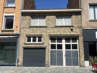 gelegen in het volle centrum, in woongebiedin verschillende niveaus : -1/2 en gelijkvloers en +1/2 en verdieptoegangspoort van 3,4 m breed op 3,50 m...