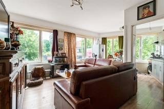 <p>Op te frissen appartement in Ekerse dorpskern.<br />Zeer centraal gelegen, op wandelafstand van het Veltwijckpark en natuurdomein De Oude Landen.<br />Indeling: inkomhal, lichte leefkamer, ingerichte keuken met toestellen, badkamer met douche en toilet, slaapkamer.<br />APPRTEMENT IS MOMENTEEL VERHUURD 642,49 euro/maand. (incl. waterverbruik en minuterie)<br />Maandelijkse kosten 80,00 euro/maand.<br />Info/bezoek: 03/283 83 00 - noord@sinjoor.be</p>