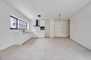 Deze nieuwbouwappartementen worden verkocht als opbrengsteigendom: zijn voorzien van alle modern comfort, energie neutraal en knappe architectuur. De indeling van het gelijkvloersappartement (ca 110m2 bew opp) is als volgt: aparte inkomhal (niet via de gemeenschappelijke hal), aangename leefruimte met open keuken grenzend aan het overdekte terras, aparte berging onder de trap, aangename badkamer met inloopdouche, lavabo+meubel, apart gastentoilet, nog een extra berging/wasplaats, 2 leuke slaapkamers waarvan 1 mogelijkheid voor het plaatsen van een dressingkast. Overdekt zonneterras van ca 8,5 m2. extra's: ruime fietsenstalling en vuilnisberging voorzien, alles volledig geschilderd+verlichting, inclusief privatieve zonnepanelen, warmtepomp, lage gemeenschappelijke kosten (geen lift). Dit project valt onder 6% BTW (mits voorwaarden). Vast verhuurd voor 950 euro/maand