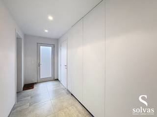 BEZOEKMOMENT 9/12 VOLZET<br /><br />Deze centraal gelegen, energiezuinige woning (label A) biedt een ideaal wooncomfort voor wie op zoek is naar ruimte, licht en functionaliteit. Bij het binnenkomen treft u een praktische inkomhal, apart toilet en een aparte wasplaats. De lichtrijke leefruimte (met haardvuur) sluit naadloos aan op de volledig uitgeruste keuken, die bovendien toegang biedt tot een ruime kelder.<br /><br />Op het tussenverdiep bevindt zich een handige bureauruimte – perfect voor thuiswerk. Het eerste verdiep omvat drie volwaardige slaapkamers en een verzorgde badkamer met zowel ligbad als douche. De zolder biedt extra bergruimte.<br /><br />Buiten geniet u van een zonnige, onderhoudsvriendelijke tuin met tuinberging – ideaal om tot rust te komen.