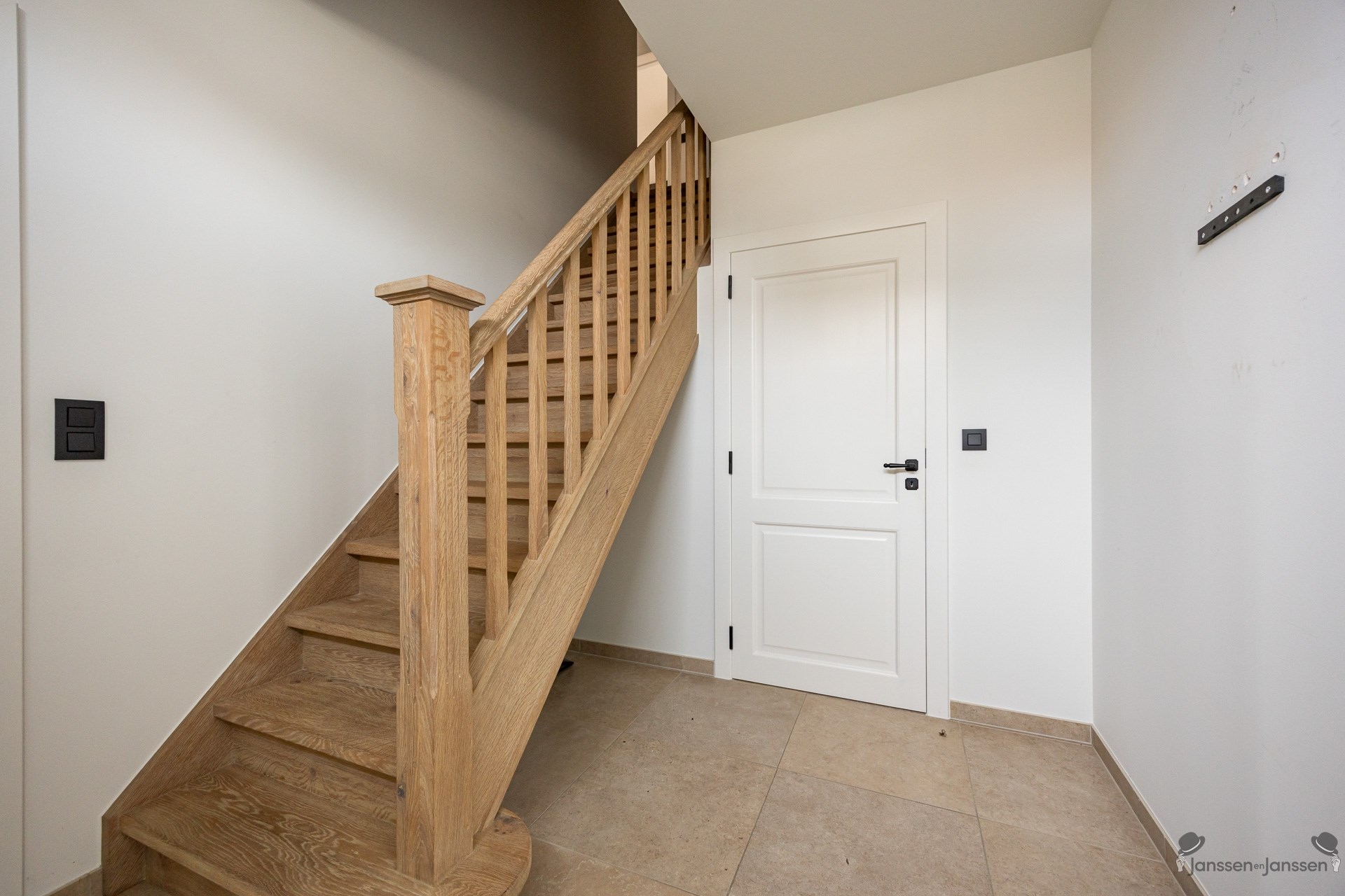 Ruime indrukwekkende gezinswoning met 6 slaapkamers in hartje Sint-Lenaarts. - foto 3