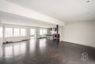 Deze onlangs gerenoveerde rijwoning ligt in het hart van Néchin, vlak bij de grens, en biedt ongeveer 250 m² woonoppervlakte op een mooi perceel van 17 are en 26 m².De begane grond bestaat uit een inkomhal, een bureau met opbergruimte en een ruime open leefruimte met een woonkamer, een ingerichte keuken met kookeiland en een grote, lichte veranda.Op de verdieping: overloop met opbergruimte, 3 slaapkamers, complete badkamer met ligbad, douche, wastafelmeubel en apart toilet.Buiten kunt u genieten van een aangename, omheinde tuin op het zuiden, een groot terras, een tuinhuisje, een kippenhok, een privéparkeerplaats voor 2 auto's en een garage.Technische voorzieningen: centrale verwarming op gas, Bulex-ketel, boiler van 200 l, elektrische installatie conform de voorschriften, 16 zonnepanelen, PVC-ramen met dubbele beglazing, elektrische rolluiken, alarm, elektrische poort, riolering. EPC C – RC: 512 €.Een gerenoveerde gezinswoning, conform de voorschriften en zonder renovatiewerkzaamheden, ideaal om te betrekken in een zeer gewilde omgeving!Bezoek of meer info via loicvdv@immobeguin.be