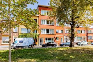 <p><span>Ce spacieux appartement au premier étage est situé dans une rue calme et ouverte de Berchem. </span></p><p><span> </span></p><p><span>D'une superficie d'environ 110 m², l'appartement comprend trois chambres, un espace de vie lumineux, une cuisine séparée et une salle de bains avec baignoire-douche et double lavabo. L'ensemble de la propriété est soignée et prête à être emménagée, mais laisse également de la place pour la moderniser à votre goût.</span></p><p><span> </span></p><p><span>Disposition</span></p><p><span> </span></p><p><span>Situé au premier étage</span></p><p><span> </span></p><p><span>Hall d'entrée</span></p><p><span> </span></p><p><span>Séjour lumineux (environ 45 m²)</span></p><p><span> </span></p><p><span>Cuisine séparée</span></p><p><span> </span></p><p><span>Chambre à coucher 1</span></p><p><span> </span></p><p><span>Chambre à coucher 2</span></p><p><span> </span></p><p><span>Chambre 3</span></p><p><span> </span></p><p><span>Salle de bain avec baignoire-douche et double lavabo</span></p><p><span> </span></p><p><span>Toilettes séparées</span></p><p><span> </span></p><p><span>Rangement</span></p><p><span> </span></p><p><span>Bâtiment général</span></p><p><span> </span></p><p><span>Résidence de petite taille</span></p><p><span> </span></p><p><span>Hall d'entrée commun</span></p><p><span> </span></p><p><span>Les avantages</span></p><p><span> </span></p><p><span>Espace de vie spacieux</span></p><p><span> </span></p><p><span>Trois chambres à coucher de taille normale</span></p><p><span> </span></p><p><span>Situation centrale</span></p><p><span> </span></p><p><span>A quelques pas du Boelaarpark</span></p><p><span> </span></p><p><span>Vous êtes intéressé par cet appartement à Anvers, vous êtes à la recherche d'un autre bien immobilier ou vous souhaitez connaître la valeur de votre bien ? Dans ce cas, vous êtes à la bonne adresse chez BOLT immo ! Nous nous ferons un plaisir de vous aider.</span></p>