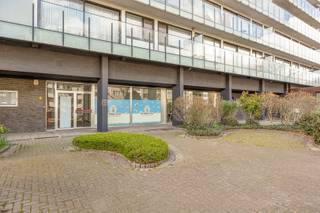 <p><span>Veelzijdige commerciële ruimte met uitstekende parkeermogelijkheden </span></p><p><span>Bent u op zoek naar de ideale plek voor uw kantoor, praktijk of handelszaak? Dit functionele pand aan de </span><span>Lambrechtshoekenlaan 209</span><span> biedt een uitstekende zichtbaarheid op een as met veel passage. De indeling is uiterst praktisch en leent zich uitstekend voor diverse commerciële doeleinden of vrije beroepen.</span></p><p><span> </span></p><p><span>De highlights:</span></p><ul><li><span>Toplocatie:</span><span> Uitstekende visibiliteit op een commerciële as met veel passage.</span></li><li><span>Veel lichtinval: </span><span>Grote raampartijen voor-en achteraan</span></li><li><span>Instapklaar &amp; Compleet:</span><span> Voorzien van een dubbele </span><span>kitchenette</span><span> en eigen </span><span>sanitair</span><span>.</span></li><li><span>Functionele indeling:</span><span> 1 vergaderzaal, 2 ruime kantoren, een apart bureel en een handige berging.</span></li><li><span>Lichtrijk:</span><span> Grote raampartijen in de kantoren voor optimale lichtinval.</span></li><li><span>Uitzonderlijk parkeren:</span><span> Inclusief </span><span>4 staanplaatsen</span><span>, met 6 extra plaatsen optioneel (75€/plek/maand).</span></li></ul><p><span> </span></p><p><span>Indeling en faciliteiten:</span><span> Dit voormalige kinderdagverblijf is slim ingedeeld om professionaliteit en comfort te combineren. Naast de centrale </span><span>vergaderzaal</span><span> en de </span><span>drie aparte kantoren</span><span>, beschikt het pand over alle nodige faciliteiten voor uw team en cliënteel, waaronder functionele </span><span>kitchenettes</span><span> en verzorgd </span><span>sanitair</span><span>. Een extra berging zorgt voor het nodige opberggemak.</span></p><p><span>Deze ruimtes zijn ook makkelijk om te vormen tot 1 grote, open ruimte. </span></p><p><span> </span></p><p><span>Parkeercomfort:</span><span> Een van de grootste troeven is de parkeercapaciteit. Naast de 4 inbegrepen staanplaatsen kunnen er optioneel nog 6 extra plaatsen worden gehuurd. Uniek in deze regio en een enorme meerwaarde voor zaken met veel cliënteel of personeel.</span></p><p><span>Kortom:</span><span> Een polyvalent handelspand met een sterke visibiliteit, volledig uitgerust en met ongeziene parkeermogelijkheden in Merksem.</span></p><p><span> </span></p><p><span>Huurprijs:1950€/maand </span></p><p><span>Provisie nutsvoorzieningen:  300€/maand </span></p><p><span>Beschikbaarheid: Onmiddellijk</span></p><p><span> </span></p><p><span>Interesse?</span><span> Bel ons op 03/646.66.55 of lynn@sinjoor.be</span></p><p><span> </span></p><p><span> </span></p>