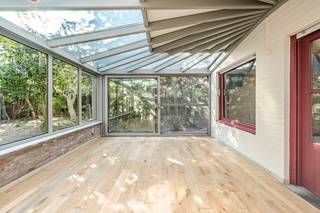 Deze op te frissen woning is gelegen in de zeelaan te Oostende. <br /><br />De indeling is als volgt: inkom met gastentoilet, garage, woonkamer met open keuken (Dovy, 2021), veranda. <br />Op de verdiepingen: woonkamer met terras, 3 slaapkamers, badkamer, 4<sup>de</sup> slaapkamer / bureau. <br /><br />Buiten is er een ruime tuin ( waaronder een perceel bouwgrond - 271m<sup>2</sup>) en oprit voor 2 wagens.<br /><br />De woning is rustig gelegen nabij shoppingcenter Middelkerke, tram-en bushalte en op wandelafstand van het strand. <br /><br />(wg,vg,gvv,gmo,vkr, epc: 274 - C uc: 3925723-res-1, P&G-score: A)