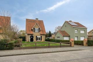 Dit vrijstaand huis in de Splethagestraat biedt een unieke kans voor wie droomt van een renovatieproject op een toplocatie in hartje Oostkamp. U...