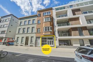 Op zoek naar een betaalbaar appartement met potentieel? Dit gelijkvloers appartement bevindt zich in het bruisende centrum van Oostende, op wandelafstand van winkels, openbaar vervoer en de zee.<br /><br />Bij het betreden van het appartement kom je in een ruime en lichtrijke leefruimte met keuken. Deze vormt een mooie basis om naar eigen smaak te moderniseren.<br /><br />Verder is er een praktische indeling met een hal, afzonderlijk toilet en een handige wasplaats met aansluiting voor wasmachine. De slaapkamer, voorzien van een lichtkoepel, zorgt voor natuurlijke lichtinval en kan flexibel ingericht worden. De badkamer is uitgerust met lavabo en douche.<br /><br />Extra troeven zijn de conforme elektrische installatie (geldig tot 2041), dubbele beglazing in PVC en een private fietsenberging.<br /><br />Dit appartement biedt een uitstekende opportuniteit voor starters, investeerders of wie op zoek is naar een tweede verblijf aan zee, met de mogelijkheid om het volledig naar eigen smaak op te frissen.<br /><br />Interesse? Contacteer ons en plan uw bezoek in!