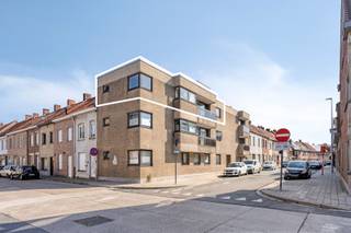 <span><span>Op zoek naar een centraal gelegen appartement voor eigen bewoning of een interessante opbrengsteigendom in het centrum van <strong>Roeselare</strong>? Lees dan zeker verder!<br /><br />Dit<strong> </strong>appartement is gelegen in de Steenstraat, op een uitstekende locatie in de stadskern van Roeselare. Winkels, scholen, openbaar vervoer en tal van andere voorzieningen situeren zich op wandelafstand.<br /><br />Het appartement bevindt zich op de tweede verdieping van een <strong>kleinschalige residentie</strong>, opgericht in 1976, en beschikt over een gezellige en lichtrijke woonkamer met eet- en zithoek, a<strong>anpalend buitenterras</strong>, een afzonderlijke keuken, <strong>twee volwaardige slaapkamers</strong>, een badkamer uitgerust met ligbad, lavabo en toilet, een praktische wasplaats en een aparte berging.<br /><br />Men beschikt over een <strong>EPC-label F (512 kWh/m²jaar)</strong>, waardoor er een renovatieplicht geldt.<br /><br /><strong>Het appartement staat leeg en is dus meteen beschikbaar bij akte. </strong><br /><br /><u>Troeven:</u></span></span>
<ul>
<li><span><span>Onmiddellijk beschikbaar bij akte;</span></span></li>
<li><span><span>Lichtrijke en gezellige leefruimte;</span></span></li>
<li><span><span>Centrale ligging in het centrum van Roeselare;</span></span></li>
<li><span><span>Zowel geschikt als investering als voor eigen bewoning.</span></span></li>
</ul>
<span><span> Interesse? Neem gerust even contact met ons op voor meer informatie of een bezoek ter plaatse en ontdek zelf de troeven van dit centraal gelegen appartement in Roeselare. Bel Diksimmo op het nummer <strong>051 50 11 51</strong> of mail naar diksmuide@diksimmo.be.</span></span>