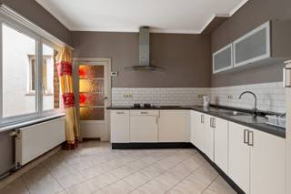 <p>Dit verzorgd appartement is ideaal gelegen in een opkomende buurt vlak bij Park Spoor Noord. De omgeving is volop in ontwikkeling en biedt tal van nieuwe horecazaken, winkels en groen. Daardoor is dit zowel een perfect startersappartement als een interessante investeringsopportuniteit.</p>
<p>De ruime woonkamer baadt in het licht dankzij de grote ramen en biedt voldoende plaats voor gezellige avonden, alleen, met z’n tweeën of met vrienden. De keuken sluit mooi aan bij de leefruimte en biedt plaats voor een extra zithoek. De badkamer is ingericht met douche en toilet.</p>
<p>Een lichtrijk appartement, ideaal voor wie op zoek is naar een eerste eigen thuis of naar een investering met potentieel.</p>
<p><strong>Extra’s</strong><br />-2 slaapkamers<br />-Cv op gas<br />-Dubbele beglazing<br />-Opkomende buurt nabij Park Spoor Noord<br />-EPC-label C<br />-Kelderberging<br /><br />Heb je interesse? Maak dan snel een afspraak via info@jamar.immo of ‭03 435 31 33‬.<br /><br />Meer info en attesten (EPC, EK, asbest) te vinden op: www.jamar.immo<br />Wg – Vg – Vkr – Gvv– Gmo – Geen overstromingsgevoelig gebied - Geen Worg</p>