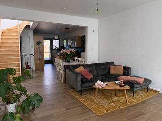 Charmant gerenoveerde woning gelegen nabij Lispersteenweg, op een steenworp van het stadion, de kerk, de supermarkt, etc. Indeling: een aangename woonkamer 30m² met aansluitend een hedendaagse leefkeuken 15m² die is uitgerust met een ontbijthoek, een koelkast, een diepvrieskast, een vaatwasser, een elektrisch vuur, een oven en een microgolf. Vanuit de keuken is er toegang tot de knusse tuin met terras en tuinhuis. Tevens is er een praktische was- en bergplaats 8m² voorzien van een douche, toilet met handwasser en technische installatie. Op de eerste verdieping bevinden er zich 2 slaapkamers (15m² en 23m²) en een badkamer met ligbad, lavabo en toilet. Bent u op zoek naar een gezellige en centraal gelegen thuis waar u van alle rust kan genieten? Dan is deze woning exact wat u zoekt.
