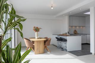 PENTHOUSE AVEC GRANDES TERRASSES ET VUE SUR LE PARC<br />Dans la résidence de standing Park House, située dans la Karel Janssenslaan, se trouve ce spacieux penthouse au 8ème étage. L’appartement dispose de grandes terrasses à l’avant et à l’arrière et bénéficie d’une vue dégagée sur le parc.<br />La disposition comprend un hall d’entrée avec vestiaire et un WC séparé. La cuisine avec coin repas donne un accès direct à la terrasse. Le séjour est lumineux, bien agencé et offre également un accès direct à la terrasse orientée plein soleil.<br />L’appartement comprend en outre trois chambres, chacune avec sa propre salle de bains. Deux espaces de rangement ainsi qu’une cave exceptionnellement grande complètent l’ensemble.
<ul>
	<li>Superficie: 180 m² intérieur et 70 m² de terrasses</li>
	<li>Terrasses à l’avant et à l’arrière</li>
	<li>Vue sur le parc</li>
	<li>Chauffage individuel au gaz</li>
	<li>Prêt à emménager avec finitions de qualité</li>
	<li>Possibilité d’acquérir un garage à proximité</li>
	<li>PEB: 118</li>
</ul>