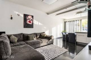 <p><span>In een kleinschalig gebouw, op een rustige en tegelijk uiterst centrale ligging in het hart van Merksem, bevindt zich dit verrassend ruime gelijkvloerse appartement. Dankzij de grondige renovatie in 2010, de conforme elektrische installatie en de uitzonderlijke parkeermogelijkheden is dit een ideale woning voor wie op zoek is naar comfort, ruimte en een zorgeloze woonervaring.</span></p><h3><span>Lichtrijke leefruimte met open keuken</span></h3><p><span>Via de inkomhal betreedt u de aangename leefruimte, waar een open indeling en veel natuurlijk licht zorgen voor een ruimtelijk gevoel. De volledig ingerichte keuken sluit naadloos aan op de leefruimte en is voorzien van alle nodige toestellen, waardoor koken en gezellig samenzijn perfect hand in hand gaan. Verder bevindt zich centraal in de woning nog een apart gastentoilet.</span></p><h3><span>Drie slaapkamers en een luxueuze badkamer</span></h3><p><span>Achteraan het appartement bevindt zich het rustige slaapgedeelte met drie volwaardige slaapkamers. De derde slaapkamer is momenteel ingericht als bureau en biedt rechtstreeks toegang tot het zeer ruime terras, een heerlijke plek om in alle privacy van het buitenleven te genieten.</span></p><p><span>De stijlvolle badkamer werd hoogwaardig afgewerkt en beschikt over een jacuzzi, een ruime inloopdouche en een dubbel lavabomeubel. Zo geniet u elke dag van het comfort van een echte wellnessruimte in eigen woning.</span></p><h3><span>Uitzonderlijk veel ruimte en parkeergelegenheid</span></h3><p><span>Dit appartement onderscheidt zich bovendien door zijn uitzonderlijke praktische indeling. Naast een aparte berging beschikt u over een inpandige garage met plaats voor een wagen. Aan de voorzijde bevindt zich een bijzonder ruime oprit waar moeiteloos twee auto's kunnen parkeren, terwijl achteraan nog een extra autostaanplaats voorzien is. Een absolute troef voor wie op zoek is naar voldoende parkeer- en opbergruimte.</span></p><h3><span>Centrale ligging, rustig wonen</span></h3><p><span>Ondanks de centrale ligging geniet u hier van een aangename en rustige woonomgeving. Winkels, scholen, openbaar vervoer en belangrijke invalswegen bevinden zich op korte afstand, waardoor u alle dagelijkse voorzieningen binnen handbereik heeft.</span></p><p><span>Ontdek zelf de ruimte, het wooncomfort en de praktische indeling van dit unieke appartement. Immoir begeleidt u graag tijdens een vrijblijvend bezoek. </span></p>