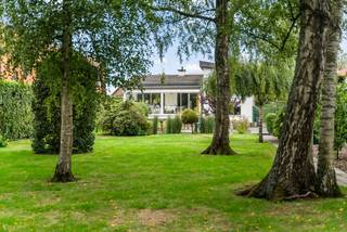 Deze vrijstaande woning bevindt zich in het aangename Arendonk en is de ideale gezinswoning door zijn centrale locatie en fraai aangelegde zuidoost gerichte tuin. De woning is voorzien van woonkamer, keuken, veranda, 4 slaapkamers, badkamer, bergruimte, inpandige garage en tuin met vijver en tuinhuis.<br /><br />Indeling:<br />U betreedt de woning via de inkomhal met apart toilet, vanwaar u rechtstreeks toegang heeft tot de lichtrijke woonkamer met sfeervolle houtkachel en aansluitende veranda met leuk uitzicht op de tuin. De praktische aparte keuken is voorzien van een vaatwasmachine, combi oven, keramisch kookvuur en koelkast en biedt voldoende ruimte voor het plaatsen van een extra eettafel. <br />Voorts kan u mits gebruik van enkele trapjes toegang krijgen tot 3 slaapkamers en badkamer met lavabomeubel, bad en toilet.<br />Op het onderste niveau bevindt er zich de inpandige garage, een extra bergruimte en een 4e slaapkamer of bureauruimte die rechtstreeks toegang geeft tot de tuin. Deze ruimte kan hierdoor ook ideaal zijn voor een praktijkruimte aan huis.<br /><br />De tuin is fraai aangelegd met een vijver, prachtige bomen en een tuinhuis achteraan. Door zijn zuidoost oriëntatie is het hier aangenaam vertoeven in de zon. De tuin is volledig omheind waardoor het een ook ideale thuis kan zijn voor huisdieren.<br /><br />Bijzonderheden:<br />- Nieuwe gasketel + recent geïsoleerd dak + dubbele beglazing<br />- Ruim, groen aangelegd perceel van +/- 1.957m²<br />- Conforme elektriciteitskeuring<br />- Geboorde waterput voor besproeiing van de tuin<br />- Centrale locatie op 2 km van de Nederlandse grens
