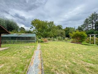 <h3> </h3>
TE RENOVEREN BUNGALOW op een MOOI PERCEEL van 1082 m² te OUDENAARDE. Deze woning vormt, mits renovatie, de IDEALE GEZINSWONING en is dankzij haar 3 SLAAPKAMERS op het gelijkvloers uitermate geschikt voor wie GELIJKVLOERS wil WONEN. De CENTRALE LIGGING biedt een UITSTEKENDE BEREIKBAARHEID met winkels, scholen en openbaar vervoer in de nabije omgeving. Daarnaast beschikt het pand over een ruime zolder met UITBREIDINGSMOGELIJKHEDEN.<br />Op het gelijkvloers betreedt u de inkomhal die toegang biedt tot de ruime woonkamer met aanpalende te renoveren keuken. Verder beschikt de woning over 3 slaapkamers, een te moderniseren badkamer, een praktische berging, een inpandige garage en een kelder. Een ruime zolder met mogelijkheden maakt deze woning compleet. <br />Buitenshuis geniet u van een grote zonnige tuin en een ruime oprit met parkeergelegenheid voor meerdere wagens.<br /><br />Onmiddellijk beschikbaar! <br /><br />Adres: Doornikse heerweg 111 te Oudenaarde<br /><br />EPC: 549 kWh/m², G-score en P-score A, Renovatieverplichting van toepassing
