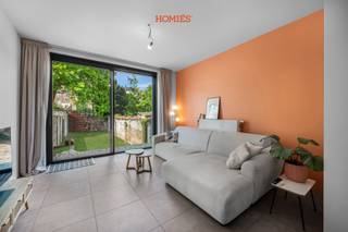 Met veel plezier stellen wij u deze volledig gerenoveerde woning voor, gelegen op een absolute toplocatie in Heverlee, net buiten de bruisende Leuvense binnenstad. Deze woning combineert hedendaags wooncomfort met een uiterst energiezuinige afwerking. Via de inkomhal komt u binnen in de open leefkeuken, die naadloos aansluit op de eet- en leefruimte. Dankzij de volledig opengewerkte gelijkvloerse verdieping geniet u hier van een uitzonderlijk ruimtegevoel en een overvloed aan natuurlijk licht. Het grote schuifraam in de woonkamer versterkt het aangename binnen-buitengevoel en geeft toegang tot de zuidwest-georiënteerde stadstuin. De woning beschikt verder over vier slaapkamers en biedt de mogelijkheid tot twee badkamers, wat zorgt voor extra comfort en flexibiliteit voor gezinnen, thuiswerkers of wie graag ruimte heeft voor hobby’s of logees. De hedendaagse badkamer is uitgerust met een zeer ruime inloopdouche, een ligbad en een dubbele lavabo. Ook op technisch vlak scoort deze woning uitstekend: met EPC-label A, 20 zonnepanelen, een thuisbatterij, een lucht-waterwarmtepomp op het gelijkvloers en een lucht-luchtsysteem met airco vanaf de eerste verdieping, woont u hier bijzonder energiezuinig. Daarnaast beschikt de woning over een regenwaterput aangesloten op de toiletten, een ventilatiesysteem C en een ruime kelder. Kortom: een energiezuinige en smaakvol vernieuwde woning op een gegeerde ligging in Heverlee. Interesse? Contacteer ons via info@homies.be of 016 22 82 22. (stedenbouw in aanvraag)