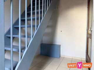 <p><span>Dit verrassend ruime dakappartement ligt midden in het centrum van Loenhout en wordt volledig bemeubeld verhuurd. Via de gezamenlijke inkomhal bereik je de eerste verdieping, waar zich de private inkom van het appartement bevindt. Hier is voldoende ruimte voor een vestiaire. Een trap brengt je naar de woonverdieping. De ruime overloop biedt plaats aan de technische installaties en leidt naar de verschillende vertrekken. De leefruimte bestaat uit een gezellige zithoek en een open keuken, ingericht met een gasfornuis, spoelbak, losse koelkast en voldoende kastruimte. Daarnaast beschikt het appartement over twee verrassend ruime slaapkamers van ca. 10 m² en 11 m². Beide slaapkamers zijn voorzien van een bed en kledingkast. De matrassen worden niet voorzien. De badkamer beschikt over een douche, toilet en lavabo. </span></p><p><span>Verder is er op het gelijkvloers een private berging inbegrepen. Geen terras. </span></p><p><span>Het appartement wordt bemeubeld verhuurd zoals weergegeven op de foto's.</span></p><p><span>Onmiddellijk beschikbaar </span></p><p><span>Geen vaste kosten. </span></p><p><span> </span></p>
