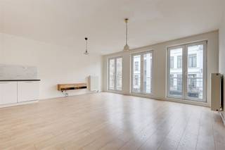 <p><span>Op wandelafstand van het prachtige </span><span>'t Zuid in Antwerpen </span><span>staat dit </span><span>leuke appartement</span><span> te huur in de Montignystraat. De Montignystraat is een zijstraat van de Amerikalei. Het appartement is zeer centraal gelegen met winkels, horecagelegenheden, openbaar vervoer en scholen in de directe omgeving. Er is ook een ideale verbinding naar de Antwerpse Ring en de nabij gelegen autosnelwegen. </span></p><p><span> </span></p><p><span>Het appartement heeft een bruikbare oppervlakte van zo'n 76m². Het appartement is voorzien van </span><span>twee ruime slaapkamers </span><span>waarvan eentje toegang geeft tot een </span><span>gezellig terras</span><span>. Het appartement is meteen </span><span>instapklaar. </span></p><p><span> </span></p><p><span>Indeling</span></p><p><span>- inkomhal</span></p><p><span>- woonkamer en eetkamer</span></p><p><span>- open geïnstalleerde keuken (vaatwasmachine, kookvuur, dampkap, wasbak)</span></p><p><span>- slaapkamer 1 (12,5m²)</span></p><p><span>- slaapkamer 2 (11m²)</span></p><p><span>- badkamer met douche, lavabo en aansluiting voor de wasmachine<br />- apart toilet</span></p><p><span>- terras (5m²) met west oriëntatie</span></p><p><span> </span></p><p><span>Bijzonderheden</span><span><br />- gemeenschappelijke kostenprovisie: €95 inclusief voorschot water</span></p><p><span>- beschikbaar vanaf 1 mei 2026</span></p><p><span> </span></p><p><span>Ben jij geïnteresseerd in dit appartement te huur in centrum Antwerpen, ben je op zoek naar ander vastgoed, een investering of wens je de waarde van jouw eigendom te kennen? Dan ben je bij BOLT immo aan het juiste adres! Wij helpen jou graag verder.</span><span> </span></p>