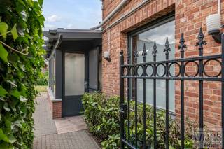 Deze mooie halfopen bebouwing is rustig gelegen nabij het centrum van Hallaar.Het betreft een zeer goed onderhouden, instapklare woning met volgende...
