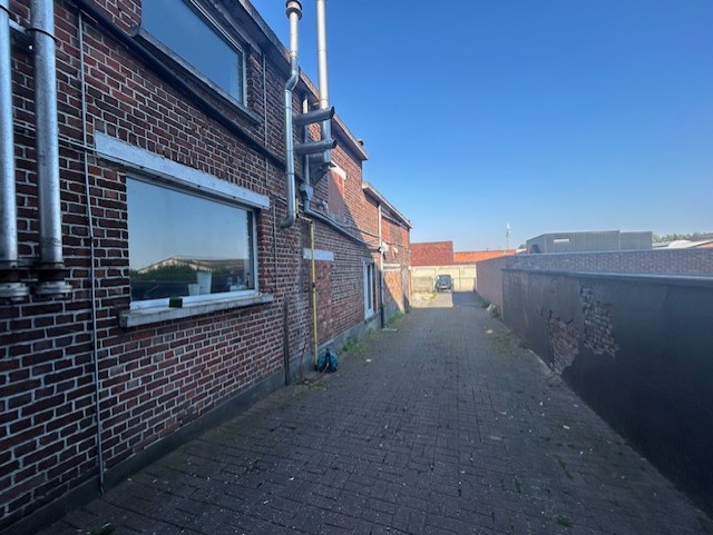 Goed gelegen handelspand met woonst en garage met uitweg - foto 4