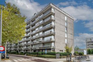 Bijzonder ruim appartement (130m2) met 3 SLK's en twee terrassen Dit appartement is gelegen op de vierde verdieping van een goed onderhouden...