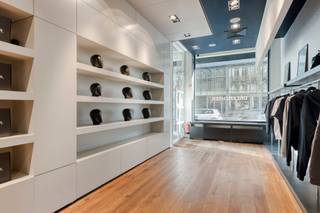 Handelsruimte met uitstekende visibiliteit, geschikt als winkel, kantoor, praktijk, …<br /><br />Indeling:<br />Men komt binnen in een ruime winkelruimte van ca. 85 m². Achteraan bevindt zich een gang die leidt naar drie paskamers. Via deze gang heeft men ook toegang tot een praktische bergruimte met trap naar de tussenverdieping.<br />Op de tussenverdieping (ca. 22 m²) bevindt zich bijkomende ruimte met kitchenette, evenals een apart toilet.<br /><br />Bijzonderheden:<br />Totale oppervlakte: ca. 107 m²;<br />Mogelijkheid tot het huren van een gedeelte van de kelder;<br />Individuele meters voor gas, elektriciteit en water;<br />Handelshuurovereenkomst van toepassing;<br />Huurprijs: € 3.000 / maand;<br />Onroerende voorheffing: € 1.775,92 / jaar (50% ten laste huurder – aanslagjaar 2025).<br /><br />Ligging:<br />Goed bereikbare handelsligging met vlotte toegankelijkheid, geschikt voor diverse commerciële activiteiten.