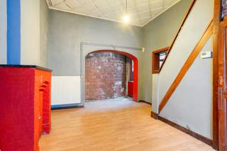 Bent u op zoek naar een renovatieproject met tal van mogelijkheden in hartje Aalst? Dan is deze te renoveren stadswoning precies wat u zoekt!...