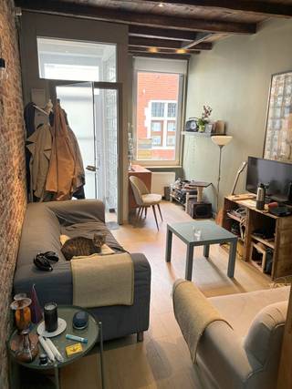 Gezellig, karaktervol rijhuis in het oude centrum van Gent, op wandelafstand van alle winkels! De indeling van de woning is de volgende: inkomhal, zithoek, geïnstalleerde keuken, eetplaats, eerste verdieping met slaapkamer en badkamer, tweede verdieping met slaapkamer (met mezzanine) en douchekamer. Er is geen buitenruimte, maar bij mooie weer zet men hun stoeltje buiten voor de deur, gezelligheid troef! Vrij vanaf 01/10. Perfect voor een koppel. Opgelet GEEN aansluiting voor een wasmachine/vaatwasser. Aarzel niet ons te contacteren voor meer informatie of een bezichtiging.