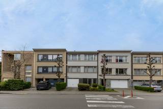 Immo Pické biedt U deze statige en gunstig gelegen eengezinswoning aan gelegen in de nabijheid van winkels, openbaar vervoer, scholen en de belangrijkste verbindingswegen (o.a. R0). Deze woning heeft twee afzonderlijke ingangen en is bijgevolg uitermate geschikt voor het uitoefenen van een vrij beroep of de bewoning als zorgwoning. Via de eerste inkomhal begeven we op het gelijkvloers naar een ruimte die actueel bestaat uit een hal, een ingerichte keuken, een woonkamer met slaaphoek en een ingerichte badkamer met douche en toilet. Via de tweede inkomdeur betreden we de tweede inkomhal die uitgeeft op een garage voor één wagen. Via een statige trap begeven we ons naar de eerste verdieping die bestaat uit een hal, een zeer lichtrijke woonkamer met aangrenzende eetkamer (L-vorm), een ruime gedeeltelijk ingerichte keuken en een sanitaire ruimte. Op deze verdieping vinden we ook een terras. Op de tweede verdieping kunnen we een nachthal, 4 slaapkamers en een badkamer terugvinden. De woning is volledig onderkelderd. Achter de woning vinden we een leuk terras en een volledig ingerichte stadstuin. Open autostaanplaats aanwezig voor de garage.