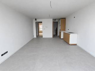 **BOEK JE BEZOEK ONLINE IN VIA WWW.IMMO3000.BE**<br />Immo3000 heeft een super knap nieuwbouw appartement TE HUUR op een top locatie in Kessel-Lo. Wandelafstand van het Provinciaal Domein, bakkers, winkels, openbaar vervoer, ... En op een boogscheut van het station van Leuven of de oprit van de autostrade. <br /><br />Het appartement is gelegen op het 1e verdiep links, is toegankelijk via een personenlift en wordt in de komende weken opgeleverd.<br />Via de ruime gemeenschappelijke hal kom je binnen in de entree met gastentoilet. Rechts vinden we de grote, lichtrijke, leefruimte met splinternieuwe open (volledig ingerichte) keuken met berging (aansluit was/droog). Achteraan doorgang naar het terras van +12 m2 dat ook geniet van een vrij uitzicht.<br />Aan de linkerkant van het appartement bevindt zich de slaapkamer + ensuite badkamer met dubbele lavabo en inloopdouche.<br /><br />Het gebouw wordt de komende weken opgeleverd. Intrede vanaf 01/11/2026, onder voorbehoud finale oplevering.<br /><br />Inclusief de huurprijs van 1.050,- euro/maand huurt u een ondergrondse autostaanplaats (via autolift).<br />Daar bovenop betaalt u een maandelijkse provisie van 75,- euro voor de gemeenschappelijke lasten.<br /><br />Benieuwd? Bel 016 60 3000 en kom een kijkje nemen.