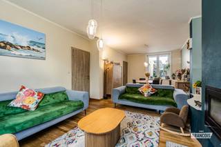 Bij het betreden van de woning is er een ruime inkomhal die aansluiting biedt naar de leefruimte en naar de keuken. In de leefruimte is er een eet-en leefhoek. De raampartijen aan weerszijde zorgen voor een aangename lichtinval doorheen de dag. Het ingebouwde haardvuur zorgt dan weer voor de gezelligheid en warmte.<br /><br />Aansluitend bevindt zich de keuken die uitgerust is met moderne apparatuur. Tevens is hier een extra eethoek. <br /><br />Verder beschikt de woning over drie ruime slaapkamers en een vierde kamer die kan dienen als bureau, dressing,…<br /><br />De badkamer is voorzien van een douche alsook ligbad en dubbele lavabo. De handige aansluitende berging is daarenboven voorzien van een aansluiting voor een wasmachine. <br /><br />Tot slot is er nog een ruim terras, hetwelk onderhoudsvriendelijk is en een gezellige, rustige plek vormt om te vertoeven. <br /><br />Bent u op zoek naar een volledig instapklare gezinswoning, in een rustige buurt en toch nabij het centrum van Oostende? Aarzel dan niet en neem contact op voor meer info of een afspraak!<br /><br />