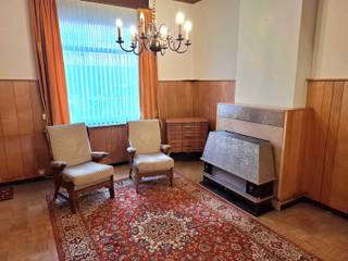 Ideaal gelegen en goed onderhouden woning op 3a 53ca bestaande uit inkomhal, leefruimte, eetkamer, keuken, badkamer met wastafel en douche,...