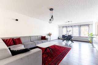 Bent u op zoek naar een appartement met een groot terras? Dan stellen we u graag deze eigendom voor, gelegen op de 2de verdieping van een kleinschalig gebouw.<br /><br />Indeling<br />U betreedt het eigendom via een centraal gelegen inkomhal. Deze geeft doorgang aan lichtrijke woonkamer (29m²) met halfopen keuken (7m²), een apart toilet, een badkamer met douchecabine en de aansluitingen voor wasmachine en droogkast, alsook aan twee ruime slaapkamers (14m² en 7m²). Het grote, Oostgerichte terras van maar liefst 11m² kan u betreden via de tweede slaapkamer. <br />De woonkamer is voorzien van elektrische rolluiken, terwijl de twee slaapkamers genieten van manuele rolluiken.<br /><br />U heeft tegens de mogelijkheid om een staanplaats vooraan het gebouw te huren aan € 70 per maand.<br /><br />Pluspunten<br />- Elektrische installatie conform tot 2044<br />- Dakisolatie aanwezig (100mm PUR)<br />- Een groot terras van 10m²<br /><br />Klinkt dit als uw toekomstige thuis? Bel dan snel naar One vastgoed via 03 360 85 30!