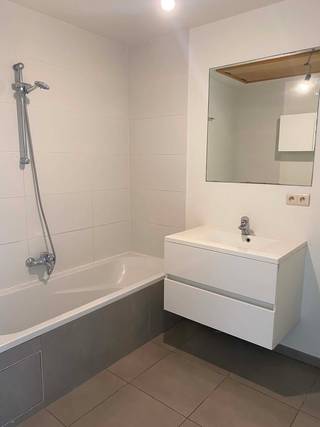 <br />Dit aangename appartement is ideaal gelegen in het centrum van Lembeek, op wandelafstand van winkels, scholen, openbaar vervoer en het station. Dankzij de vlotte verbindingen met trein en bus geniet u van een uitstekende bereikbaarheid.<br />Het appartement beschikt over een lichtrijke leefruimte, een praktische keuken, twee volwaardige slaapkamers en een comfortabele badkamer. De functionele indeling maakt dit appartement ideaal voor koppels, kleine gezinnen of alleenstaanden.<br /><br />Indeling : <br />ruime woonkamer met veel lichtinval<br />praktische keuken<br />2 slaapkamers<br />badkamer met bad en toilet<br />berging met aansluiting voor wasmachine<br /><br />Troeven :<br />✔ Centrale ligging in Lembeek<br />✔ Dicht bij station, bus en scholen<br />✔ 2 volwaardige slaapkamers<br />✔ Nabij winkels en voorzieningen<br />✔ Goede verbindingen naar omliggende steden<br /><br />Interesse? Neem gerust contact op voor meer informatie of een bezoek ter plaatse via info@destryker.be of tel 02/356.61.60