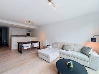 Appartement gelegen op de eerste verdieping met <strong>twee terrassen</strong> op zeer centrale ligging in de Theaterbuurt op wandelafstand van de gezellige Graanmarkt, winkels, restaurants en openbaar vervoer. <br /><br /><strong>Indeling:</strong><br />Het appartement bestaat uit een leefruimte met aansluitend de open keuken die voorzien is van een koelkast met vriesvak, een inductiekookplaat, een vaatwasser, een oven en een microgolf. De badkamer sluit aan aan de slaapkamers en is voorzien van een bad met hangdouche en een dubbele lavabo. Verder is er ook nog een apart toilet en een berging, met aansluiting voor wasmachine en droogkast, in het appartement.<br /><br /><strong>Bijzonderheden:</strong>
<ul>
	<li>De nutsvoorziening van water, gas en elektriciteit zijn individueel.</li>
	<li>De maandelijkse gemeenschappelijke kosten bedragen €65,00 per maand.</li>
	<li>Een tweede berging aanwezig in de kelder op -1.</li>
	<li>Beschikbaar vanaf 1 januari 2027.</li>
</ul>