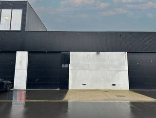 Magnifiek gelegen <strong>KMO-unit</strong> van<strong> 221 m²</strong> met <strong>2 privatieve parkeerplaatsen</strong> te huur te Kortrijk, langs én met visibiliteit van de R8.<br /><br />De geïsoleerde opslagruimte met een <strong>vrije hoogte van 6,1 m</strong> is uitgerust met een automatische sectionale poort (4 m B x 4,50 m H) met afzonderlijke toegangsdeur, lichtstraat met geïntegreerde rookkoepel  (brandklasse C) en polybetonvloer, LED-verlichting, regenwater, sanitair, aansluitingen voor water, gas, internet, elektriciteit en afvoer. <strong>Geschikt voor productie, atelier, opslag</strong>, ...<br />Ruime parkeer- en manoeuvreerruimte op de site. Beschikbaar in overleg.<br /><br />Contacteer <strong>PANORAMA B2B</strong> voor bijkomende inlichtingen of een vrijblijvend plaatsbezoek <strong>056 222 256</strong>.