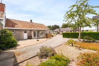 <p><span>Emplacement<br />Cette maison est située dans une rue résidentielle calme à Evergem, à proximité du centre-ville et bien desservie vers Gand et les communes environnantes. <br />Les commerces, les écoles et les transports en commun sont accessibles à pied ou à vélo. <br />Un quartier agréable où il fait bon rentrer chez soi.<br /><br />Maison mitoyenne avec grand jardin, garage et dépendance</span></p><p><span>Cette maison semi-détachée dispose d'une surface habitable de 134 m².<br />Au rez-de-chaussée, vous entrez dans un espace de vie lumineux comprenant une cuisine séparée, deux chambres et une salle de bains avec baignoire. <br />Un escalier mène à deux pièces supplémentaires sous les combles, idéales pour servir de chambre, de bureau ou d’atelier de loisirs. <br />À l'extérieur, vous profiterez d'un vaste jardin avec une dépendance et un garage/atelier, ainsi que d'une large allée pouvant accueillir plusieurs voitures. <br />En la rénovant à votre goût, vous en ferez un véritable chez-vous.<br /><br />Atouts</span></p><p><span>Construction semi-ouverte très lumineuse</span></p><p><span>134 m² de surface habitable</span></p><p><span>Jardin spacieux et ensoleillé avec dépendance et garage/atelier</span></p><p><span>Large allée pouvant accueillir plusieurs voitures</span></p><p><span>Situation calme, facilement accessible en direction de Gand</span></p><p><span>Un fort potentiel de rénovation à votre goût</span></p>