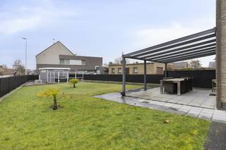 Praktisch ingedeeld ééngezinshuis (230m² bewoonbare oppervlakte) gelegen op de hoek van de Nieuwe Weg en de Molenstraat. Dit huis biedt u onder...