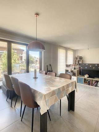 <p>Dit prachtige BEN-appartement bevindt zich op een uiterst centrale ligging in Welle. De ligging is meteen één van de grote troeven: openbaar vervoer, scholen, winkels en belangrijke invalswegen richting Aalst en Ninove bevinden zich allemaal in de nabije omgeving.</p><p>Bij het betreden van het appartement komen we terecht in de inkomhal, die toegang geeft tot de ruime en lichtrijke leefruimte. Aansluitend bevindt zich de volledig geïnstalleerde keuken. Vanuit de leefruimte is er bovendien rechtstreekse toegang tot het gezellige terras, waar het aangenaam vertoeven is.</p><p></p><p>Verder beschikt het appartement over twee ruime slaapkamers, een moderne badkamer met inloopdouche, dubbele lavabo en toilet, alsook een apart gastentoilet. Extra comfort is gegarandeerd dankzij de staanplaats en bijkomende bergruimte in de ondergrondse garage. Recht tegenover het gebouw bevindt zich bovendien een ruime parking, wat een extra praktische troef vormt.</p><p>Dit energiezuinige BEN-appartement combineert modern wooncomfort met een uitstekende ligging en is ideaal voor wie centraal, comfortabel en zorgeloos wil wonen.</p><p></p><p><strong>Huurprijs:</strong> €925 + €65 kosten<br /><strong>Beschikbaarheid:</strong> bespreekbaar</p>