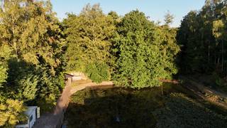 Gezellig vakantieverblijf met grote privé (vis)vijver gelegen te Balen op de grens met Mol, grenzend aan natuurdomein Molderbroek.<br /><br />Het betreft een caravan op een terrein van 3050 m² met leefruimte, keuken, toilet, badkamer en 2 slaapkamers.<br /><br />Bar en terras gelegen aan de vijver.<br /><br />Het domein is volledig privé met eigen toegang en volledig omheind. Mogelijk om wagen op domein te parkeren op oprit. Aansluiting stadswater en elektriciteit aanwezig. <br /><br />Uitermate geschikt voor natuurliefhebbers die van rust houden. Ideaal voor fervente wandelaars, fietsers, lopers.... De nieuw aangelegde Fietsostrade ligt op 400 meter. Keiheuvel, Molse Meren, Pakawi park (dierentuin), Centerparcs Vossemeren, Lommelse sahara vlot te bereiken.<br /><br />Hier is het plaatsen van een domicilie niet mogelijk. EPC: / UC:/