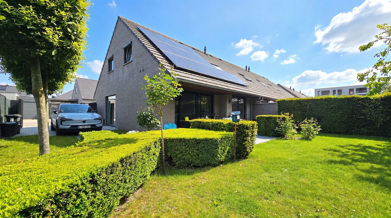 Recente, sterk uitgerust huis met tuin in goede buurt - foto 2