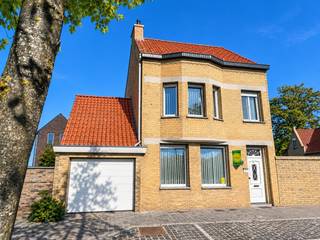 karaktervolle *****-vakantiewoning voor 12 personen in het historische centrum van Diksmuide<br /><br />op een prachtige locatie in het historische centrum van Diksmuide, langs de Handzamevaart en vlak bij het Klein Begijnhof, vinden we Villa Victoria, een karaktervolle eigendom met een bijzonder verhaal<br /><br />de woning was vroeger verbonden aan een historische brouwerijsite, waar later ook een limonadefabriek gevestigd was<br /><br />vandaag is Villa Victoria een startklare vakantiewoning voor 12 personen, met ruime en lichtrijke leefruimtes, 5 slaapkamers, 2 badkamers, een gezellige stadstuin en garage<br />de woning is bovendien volledig onderkelderd, waarbij de kelders sfeervol werden ingericht als man cave en ontspanningsruimte<br /><br />Villa Victoria wordt volledig bemeubeld en ingericht verkocht, inclusief huisraad<br />een kant-en-klaar concept voor wie meteen van start wil gaan<br /><br />dankzij de centrale ligging vormt de woning een ideale uitvalsbasis om Diksmuide, de Westhoek, Ieper, Heuvelland, de kust, Brugge en Gent te ontdekken<br />de vakantiewoning was de afgelopen jaren dan ook nagenoeg ieder weekend geboekt<br /><br />een unieke eigendom waar historiek, karakter én mogelijkheden samenkomen en dit op een uitzonderlijke locatie<br /><br />ook een toekomstig gebruik als reguliere woning kan mogelijk zijn, mits de nodige bestemmingswijziging en goedkeuring door de bevoegde diensten<br />de koper dient dit zelf verder te onderzoeken<br /> 