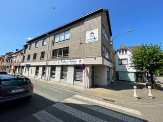 Dit Handelspand thans ingericht als kantoor maar kan ook dienst doen voor winkel, uiterst commerciële ligging in het centrum van Geluwe.Is een unieke...