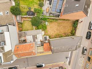 Degelijke goedgelegen te renoveren woning met extra bouwgrond/tevens ideale projectgrond. 366m2 in centrum Zottegem!Een belangrijke troef is de nabijheid van het AZ Sint-Elisabeth Zottegem, dat zich op slechts enkele minuten wandelen bevindt. INDELING: inkom en traphal, grote leefruimte, keuken, berging, 3 slaapkamers en zolder, handige garage/berging. Extra bouwgrond met veel potentieel. Te koop via Immo Beguin, jouw vastgoedexpert sinds 2009, met kantoren in Ronse, Waregem, Kortrijk, Deinze, Doornik, Lessines, Moeskroen en Nieuwpoort.Meer info via femke@immobeguin.be