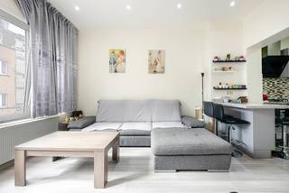 MOLENBEEK-SINT-JAN, mooi appartement met één slaapkamer en een studeerkamer, gelegen op een steenworp afstand van Beekkant.
Op een steenworp afstand van metrostation Beekkant en diverse tram- en buslijnen, biedt deze woning een uitstekende verbinding met het centrum van Brussel.
Ontdek dit aangename appartement van ±54 m² in de Rue des Quatre Vents, gelegen op de 1e verdieping van een klein appartementencomplex met lage lasten. Het is goed ingedeeld en functioneel en ligt op een praktische locatie vlakbij winkels, openbaar vervoer en talrijke voorzieningen. De leefruimte straalt een warme en gezellige sfeer uit, aangevuld met een perfect geïntegreerde, volledig uitgeruste keuken. Het appartement beschikt over een slaapkamer van ±14 m² en een werkkamer, ideaal om thuis te werken, als kinderkamer of als opslagruimte, afhankelijk van uw behoeften.
Technische gegevens: PVC-kozijnen met dubbele beglazing, individuele gasverwarming en een elektrische installatie die aan de voorschriften voldoet.
Een mooie kans voor een eerste aankoop of een investering dankzij de praktische indeling en de goed bereikbare ligging.
EPB: E-, 275 kWh/(m²/jaar).