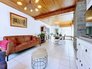 Ruime vrijstaande woning te huur in Essen met erg zonnige tuin! <br /><br />Gelijkvloers: <br />- Inkomhal (ca. 5m²) <br />- Woonkamer + eetkamer (ca. 50m²) <br />- Keuken (ca. 14m²) voorzien van aansluiting vaatwasser, ijskast, dampkap en kookvuur<br />- Bijkeuken (ca. 10m²) voorzien van dubbele gootsteen<br />- Douchekamer (ca. 3m²) uitgerust met douche en lavabo<br />- Toilet <br /><br />Eerste verdieping: <br />- Slaapkamer 1 (ca. 9m²) <br />- Slaapkamer 2 (ca. 11m²) <br />- Slaapkamer 3 (ca. 14m²) <br />- Berging (ca. 2m²) <br /><br />Tweede verdieping: <br />- Zolder (ca. 31m²) <br /><br />Bijzonderheden: <br />- Kelder (ca. 7m²) <br />- Zonnige tuin! <br />- Mogelijkheid tot bijhuren van het weiland achter de woning<br />- EPC: 345 kWh/m²<br />- Beschikbaar vanaf 01/01/2027 of vroeger in overleg
