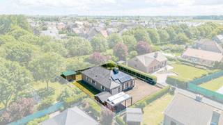 Deze charmante bungalow bevindt zich in een rustige straat binnen een aangename villawijk in Blankenberge. De woning geniet van een uitstekende ligging, vlak bij Delhaize en op wandelafstand van het strand, diverse sportfaciliteiten en het skatepark. Ook het stadscentrum, scholen en het openbaar vervoer zijn vlot bereikbaar met de fiets.<br /><br />Via de inkomhal komt u terecht in de lichtrijke leefruimte, waar grote raampartijen zorgen voor een aangenaam uitzicht op de tuin en een overvloed aan natuurlijk licht. De zonnige tuin geniet van een gunstige oriëntatie en biedt een hoge mate van privacy, waardoor u er in alle rust kunt genieten van het buitenleven. Bovendien beschikt de woning over een degelijk tuinhuis dat extra bergruimte biedt.<br /><br />De bungalow omvat verder een functionele keuken, drie volwaardige slaapkamers en een badkamer. Aansluitend bevindt zich een ruime inpandige garage met automatische poort. Daarnaast beschikt de woning over een praktische oprit en een bijkomende overdekte staanplaats.<br /><br />De zolderverdieping wordt momenteel niet benut en biedt tal van mogelijkheden voor uitbreiding of herinrichting. Hierdoor beschikt de woning over een aanzienlijk renovatie- en uitbreidingspotentieel, waardoor u de woning volledig naar eigen smaak en behoeften kunt aanpassen.<br /><br />De woning wordt verwarmd via elektrische verwarming en is voorzien van dubbele beglazing in houten schrijnwerk. Daarnaast zijn er zonnepanelen aanwezig, wat een interessante meerwaarde vormt voor de toekomstige eigenaar.<br /><br />Dankzij de rustige ligging, de ruime perceelsindeling en de vele mogelijkheden is deze bungalow een uitstekende opportuniteit voor wie op zoek is naar een woning met toekomstperspectief.<br /><br />Ontdek zelf het potentieel van deze eigendom en plan vandaag nog uw bezoek!<br /><br />
