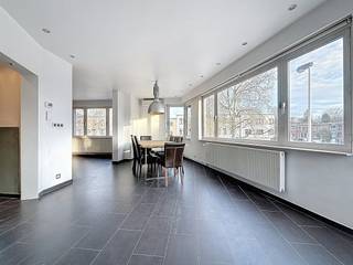 L'appartement est situé dans un emplacement privilégié à Deurne, près du parc Te Boelaar en -Boekenberg et présente la disposition suivante :Appartement au premier étage- Espace de vie spacieux sur carrelage avec de grandes fenêtres, équipé de volets- Spacieuse cuisine rénovée avec cuisinière électrique, réfrigérateur avec congélateur, four et micro-ondes, évier double, lave-vaisselle et nombreux rangements.- Local de rangement avec raccordement pour machine à laver et sèche-linge- 1 chambre spacieuse (environ 12 m²) et un espace chambre/bureau supplémentaire (environ 6 m²)- Salle de bain rénovée avec douche à l'italienne, double vasque et sèche-serviettes- Toilettes séparées- Un garageDétails :- ÉPC : C- Le prix comprend 2 places de parking (une dans le garage, une devant la porte du garage)- Frais communs : caution de 15 euros, consommation d'eau privée comprise- Disponible le 15/02/2026- L'appartement est toujours en cours de peinture (couloir et espace de vie)- La porte de garage est toujours en cours de remplacement(ré) Acheter ou (louer) louerSi vous avez des questions, vous pouvez toujours nous contacter !Dewaele Real Estate avec conseils.