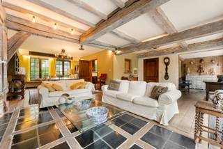 Cachée dans un environnement calme et résidentiel, cette villa de caractère à plusieurs niveaux se trouve sur un magnifique terrain. La maison combine une ambiance chaleureuse et authentique avec des volumes de vie étonnamment spacieux et une disposition ludique et réfléchie.<br /><br />Disposition<br />Par le hall d'entrée élégant avec sol en pierre naturelle, nous atteignons le cœur de la maison.<br /><br />Un demi-niveau plus bas, dans l'aile gauche, se trouve un grand espace bureau ou une chambre supplémentaire, complété par une buanderie pratique et un garage double intégré.<br /><br />Dans l'aile droite, un demi-niveau plus bas, nous trouvons un sous-sol particulièrement spacieux avec des caves de rangement ou une cave à vin et une salle technique.<br /><br />De retour au niveau du hall d'entrée, nous trouvons les espaces de vie. La cuisine entièrement équipée dispose de beaucoup d'espace de travail et de rangement et bénéficie d'une belle vue sur le jardin. Ensuite, la salle à manger spacieuse qui se fond parfaitement dans le salon confortable. Des poutres en bois authentiques, une imposante cheminée et de grandes baies vitrées créent une atmosphère chaleureuse et intemporelle et un magnifique contact avec la verdure environnante.<br /><br />La pièce de vie agréable forme un espace de vie supplémentaire où vous pourrez profiter du jardin toute l'année et donne un accès direct à la terrasse.<br /><br />Un demi-niveau plus haut se trouve l'aile de nuit. Le spacieux palier avec placards intégrés donne accès à trois chambres à coucher complètes et deux salles de bains. La chambre principale dispose d'un mur entier de placards intégrés et bénéficie d'une vue magnifique sur le jardin depuis la large terrasse.<br /><br />Par l'escalier central dans le hall d'entrée, nous atteignons l'étage supérieur. Ici se trouve un espace polyvalent particulièrement spacieux avec un volume impressionnant et de nombreuses possibilités. Cet étage peut être aménagé parfaitement en chambres supplémentaires, une suite parentale généreuse avec dressing et salle de bains, un espace de loisirs, une salle de sport ou un bureau à domicile.<br /><br />Au-dessus de l'aile de nuit se trouve un grenier pratique.<br /><br />Espace extérieur:<br />La maison est située sur un magnifique terrain mature entièrement entouré de verdure et offrant une intimité optimale. La grande terrasse est directement accessible depuis les espaces de vie.<br /><br />La cheminée extérieure en briques authentiques apporte une ambiance supplémentaire.<br /><br />Caractéristiques:<br />- Emplacement résidentiel calme<br />- Architecture à plusieurs niveaux de caractère<br />- 4 chambres et 2 salles de bains<br />- Grand étage supérieur polyvalent avec possibilités d'extension